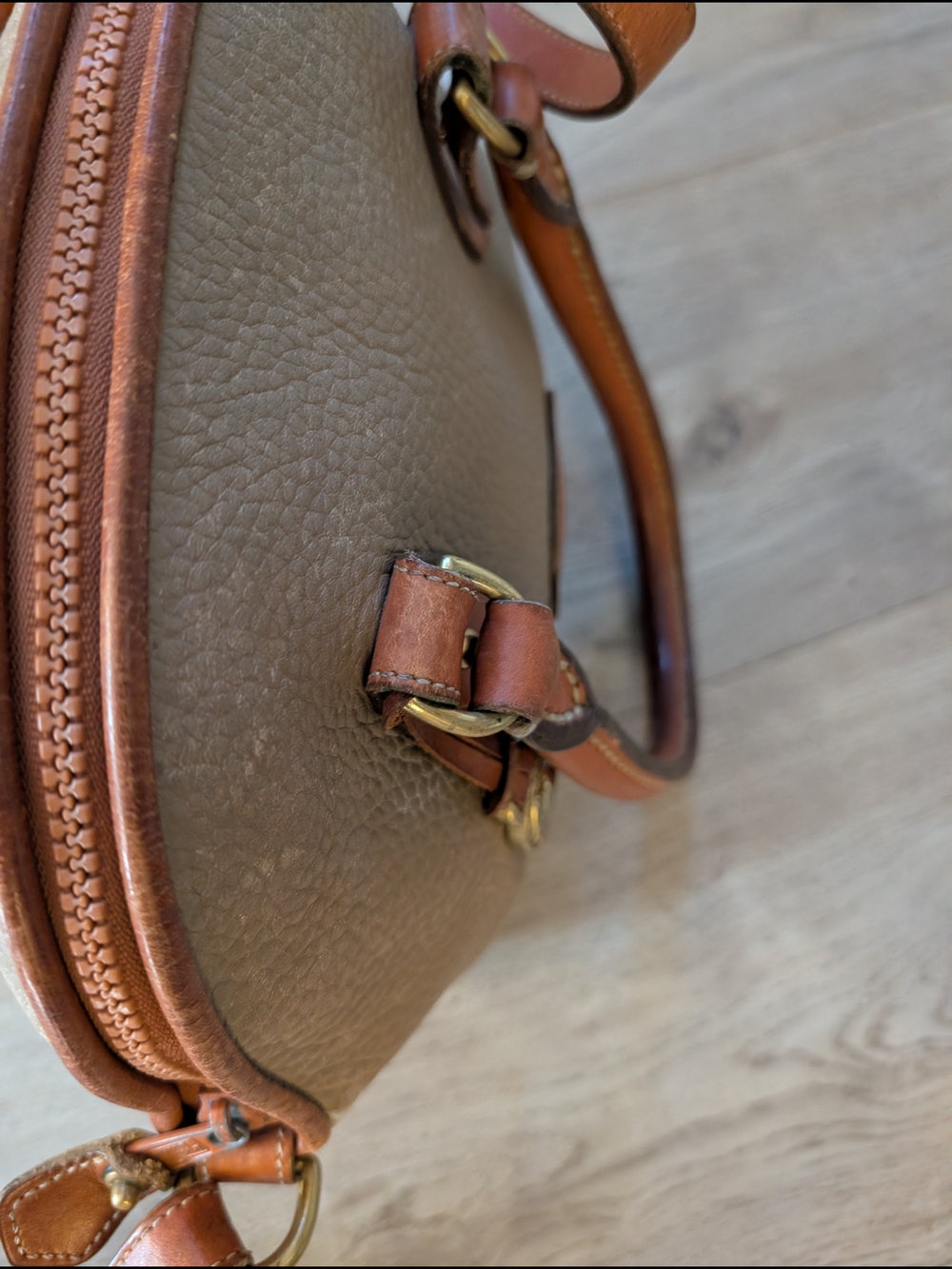 ✨ Vintage Dooney & Bourke Taupe and Brown Pebble Leather Dome Satchel - Picture 7 of 16
